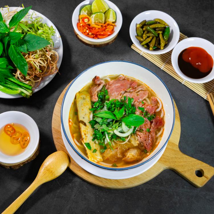 Bún Bò Tái Chả Gân